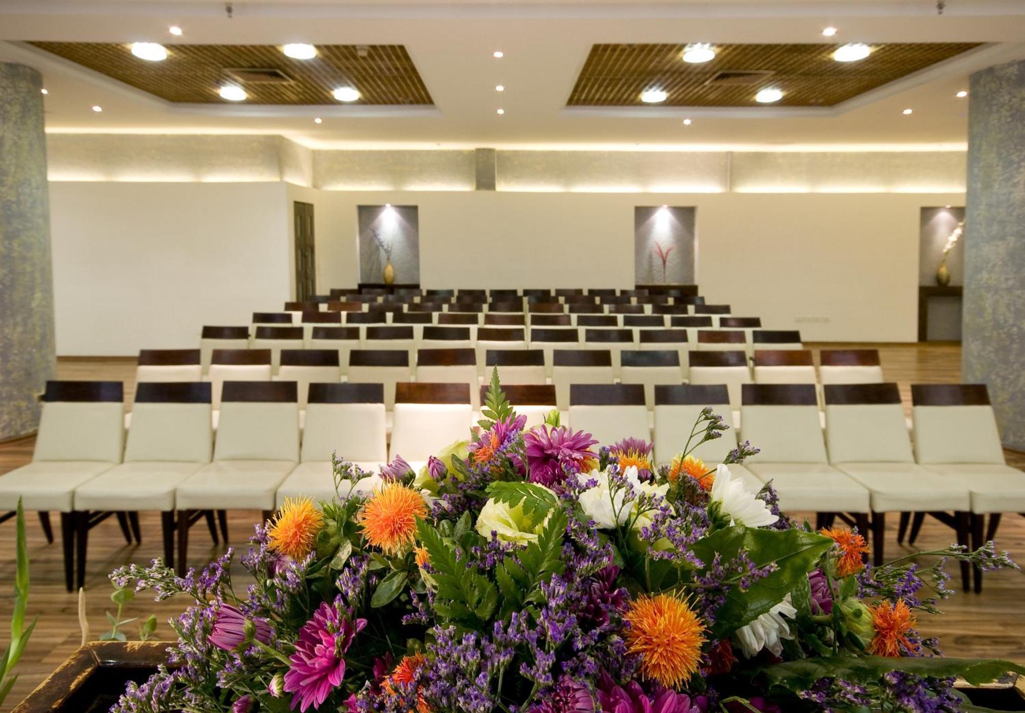 Arena Hotel By The Beach Bat Yam Esterno foto