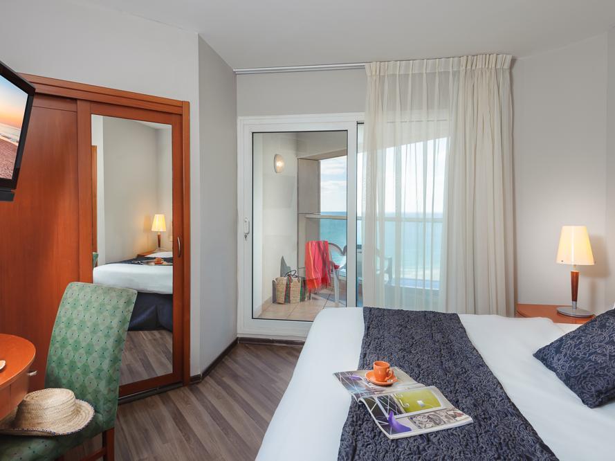 Arena Hotel By The Beach Bat Yam Esterno foto
