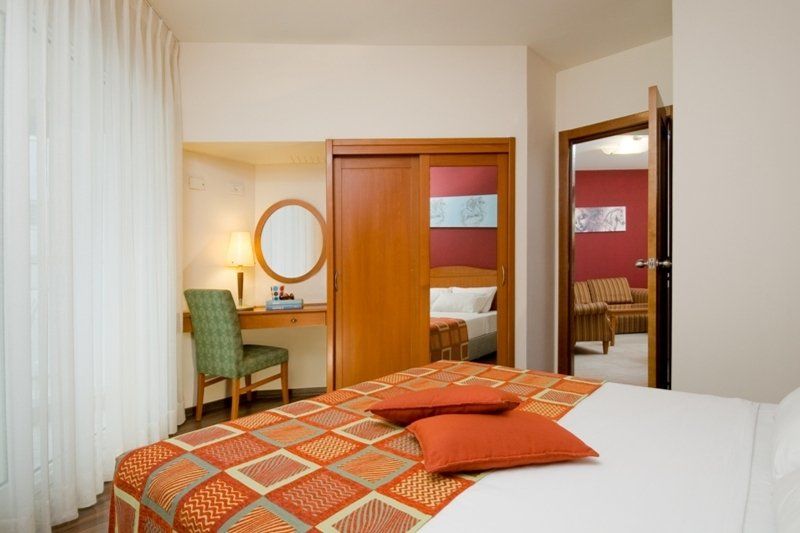 Arena Hotel By The Beach Bat Yam Esterno foto
