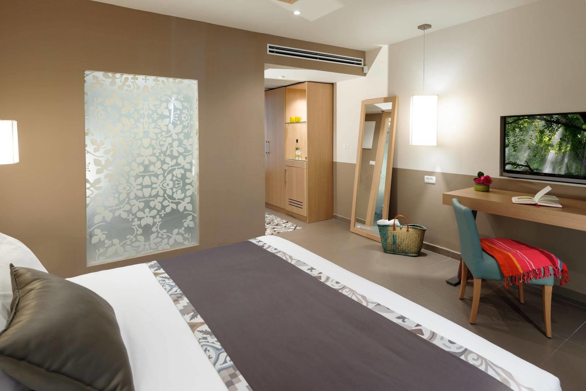 Arena Hotel By The Beach Bat Yam Esterno foto