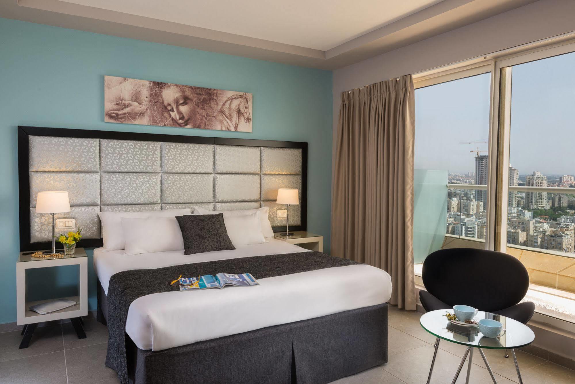 Arena Hotel By The Beach Bat Yam Esterno foto