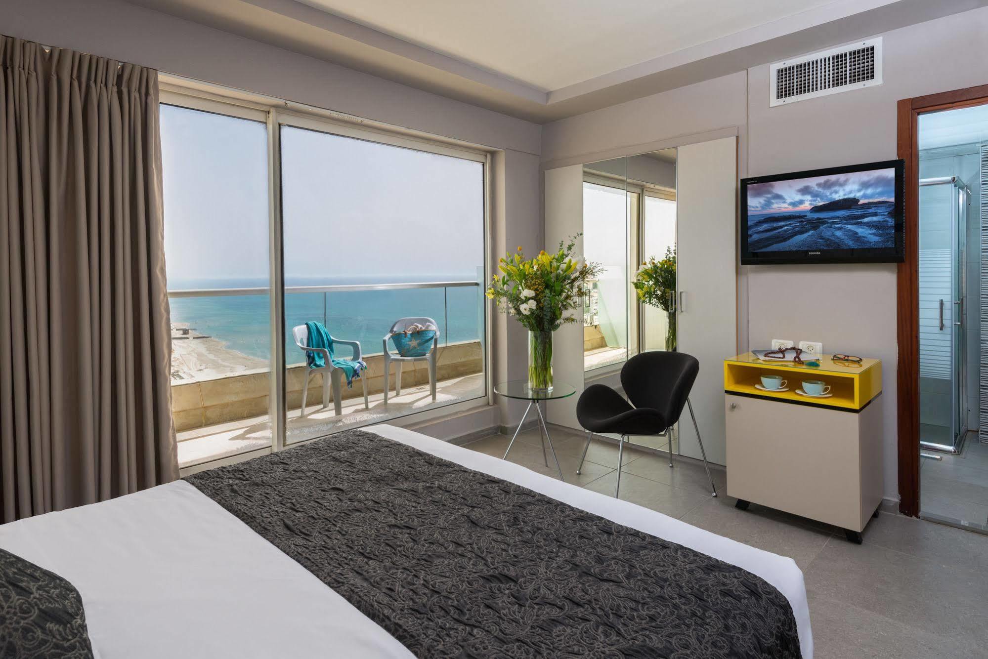Arena Hotel By The Beach Bat Yam Esterno foto