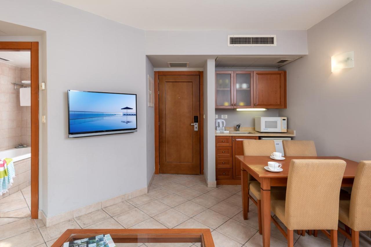 Arena Hotel By The Beach Bat Yam Esterno foto