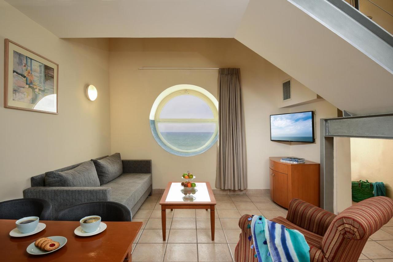 Arena Hotel By The Beach Bat Yam Esterno foto