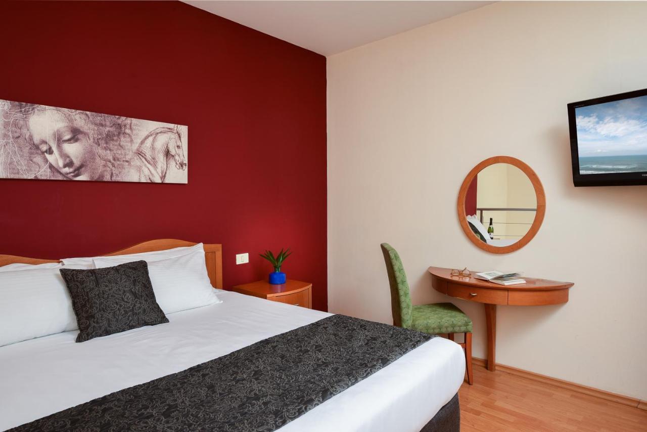 Arena Hotel By The Beach Bat Yam Esterno foto