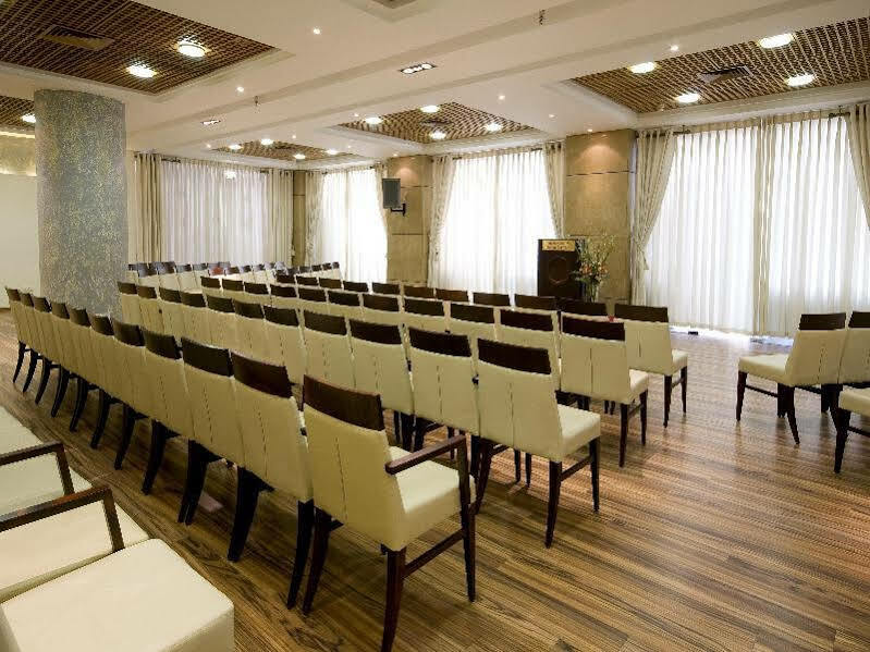 Arena Hotel By The Beach Bat Yam Esterno foto